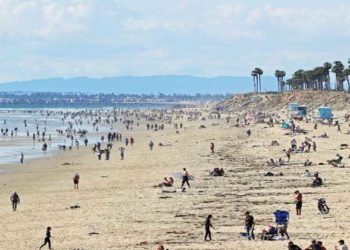 Playas de California lucen llenas aunque EU se acerca al millón de contagios de COVID-19
