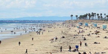 Playas de California lucen llenas aunque EU se acerca al millón de contagios de COVID-19
