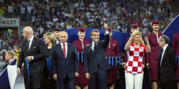 Francia y Croacia en la premiación final.
