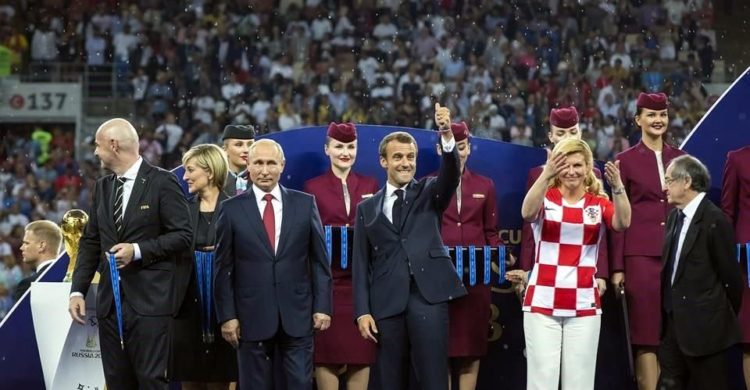 Francia y Croacia en la premiación final.