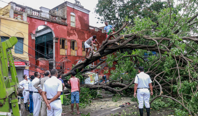 Suman 84 muertos tras paso de devastador ciclón por Bangladesh e India