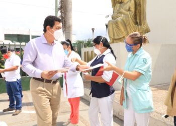 Entrega alcalde de Matamoros estímulos a empleados de la salud