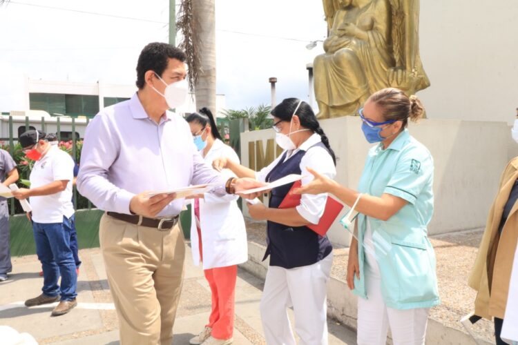 Entrega alcalde de Matamoros estímulos a empleados de la salud