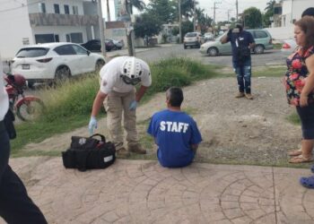 Empleado cae de motocicleta y se lesiona