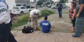 Empleado cae de motocicleta y se lesiona