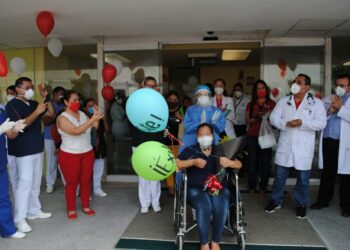 Dan de alta a paciente recuperada de Covid-19 en IMSS Reynosa