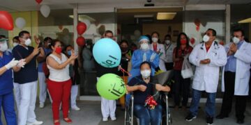 Dan de alta a paciente recuperada de Covid-19 en IMSS Reynosa