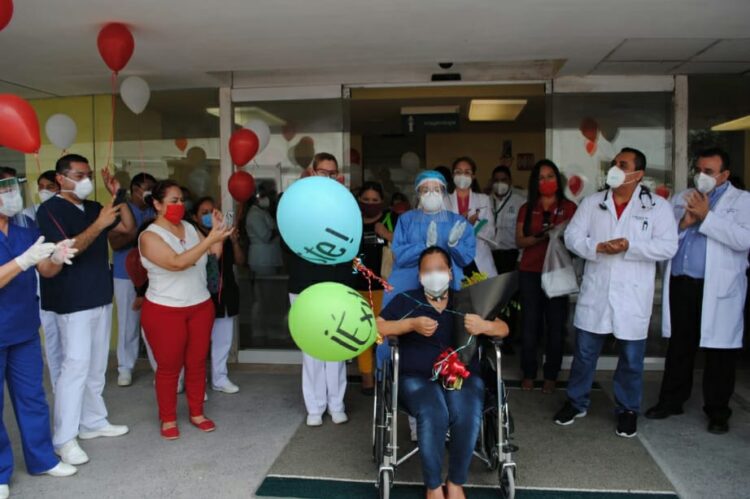 Dan de alta a paciente recuperada de Covid-19 en IMSS Reynosa
