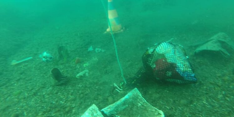 Mascarillas y guantes ensucian el lecho del mar Mediterráneo