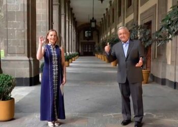 AMLO y Beatriz dedican ‘Fábula de flores’ y ‘Amor Eterno’ a mamás