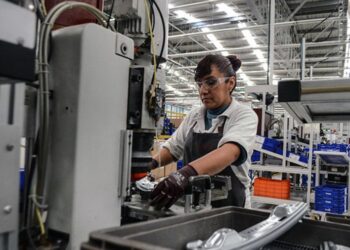 Marcado rezago salarial enfrentan madres en México