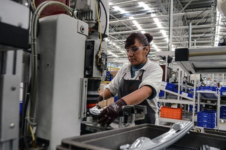 Marcado rezago salarial enfrentan madres en México