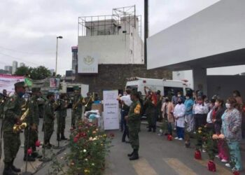 Militares llevan serenata a mamitas en hospitales de Nuevo León