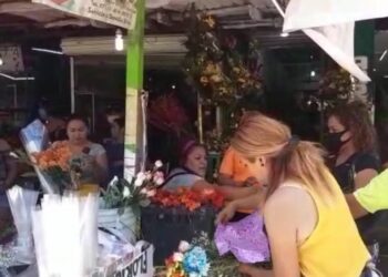 Pese a Covid-19, abarrotan pastelerías, mercados y florerías