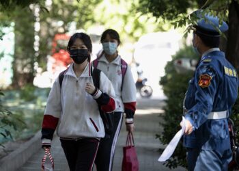 China aísla otra ciudad; van 17 nuevos casos de Covid-19