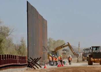 Imparable construcción de muro fronterizo de 14 millas en Laredo, Texas