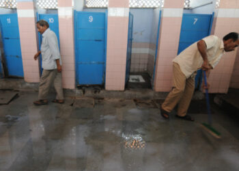 Limpiarán baños públicos quienes violen sana distancia