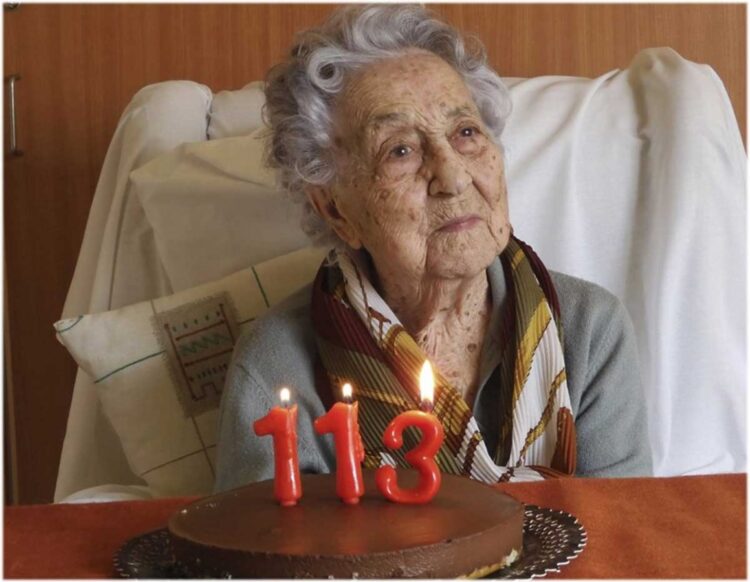 Abuelita española vence al Covid-19 a sus 113 años