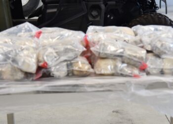 Descubren carga de metanfetamina a mujer estadounidense