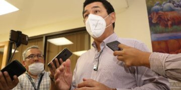 Pide Mario López solidarizarse con médicos y enfermeras