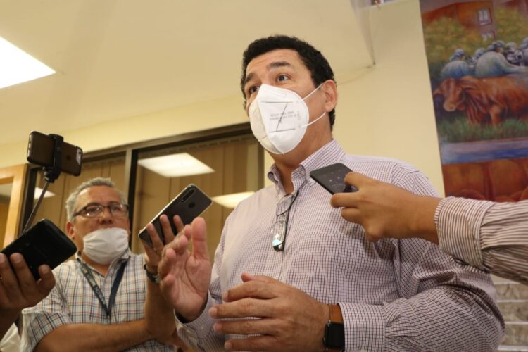 Pide Mario López solidarizarse con médicos y enfermeras