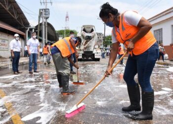 Realizan labores de saneamiento de mercados en Tampico
