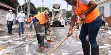 Realizan labores de saneamiento de mercados en Tampico