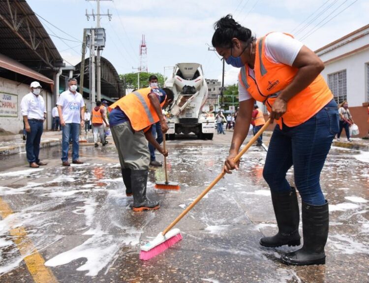 Realizan labores de saneamiento de mercados en Tampico