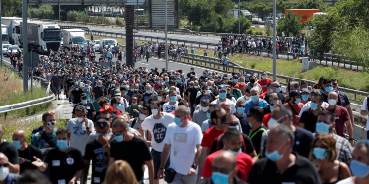 Trabajadores protestan por cierre de la empresa Nissan en Barcelona