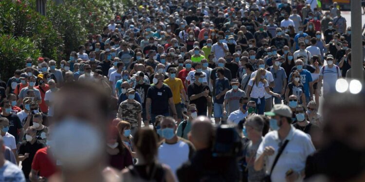 Trabajadores protestan por cierre de la empresa Nissan en Barcelona