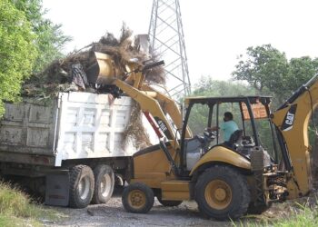 Limpian basureros clandestinos en Col. Lucio Blanco de Victoria