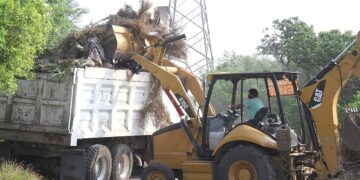 Limpian basureros clandestinos en Col. Lucio Blanco de Victoria