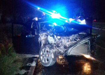 Destroza auto conductor tras chocar camioneta