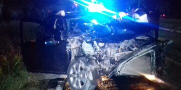 Destroza auto conductor tras chocar camioneta