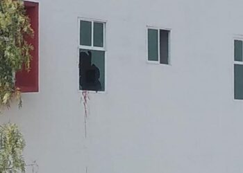 Paciente con Covid-19 rompe ventana y se avienta del tercer piso de hospital