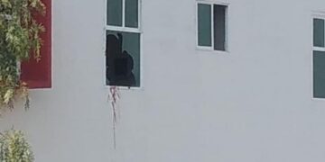 Paciente con Covid-19 rompe ventana y se avienta del tercer piso de hospital