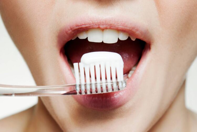 Cómo asear tu boca si diste positivo a Covid-19