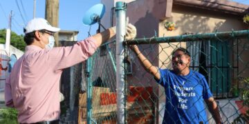 Entrega Erasmo alimentos a familias de Madero y Altamira