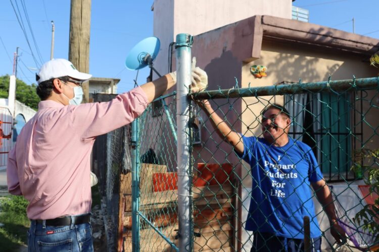 Entrega Erasmo alimentos a familias de Madero y Altamira