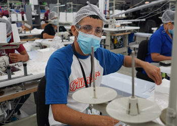 Publica Secretaría de Economía normas de seguridad sanitaria para trabajos