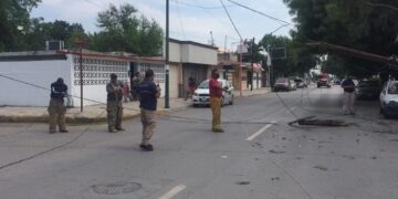 Camión deja sin luz a colonia Periodista