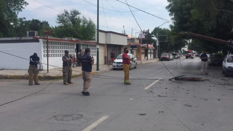 Camión deja sin luz a colonia Periodista