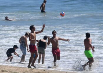 Francia vuelve a cerrar algunas playas por sana distancia
