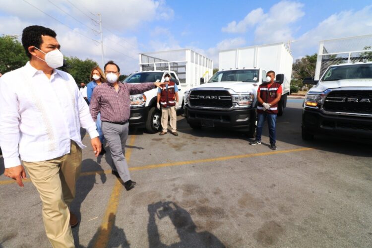 Entrega Alcalde de Matamoros 4 camiones para basura y 3 patrullas