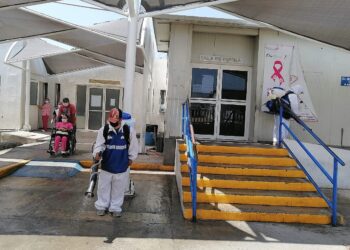 Sanitizan espacios públicos en Cd. Victoria.