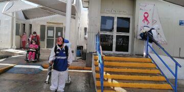 Sanitizan espacios públicos en Cd. Victoria.