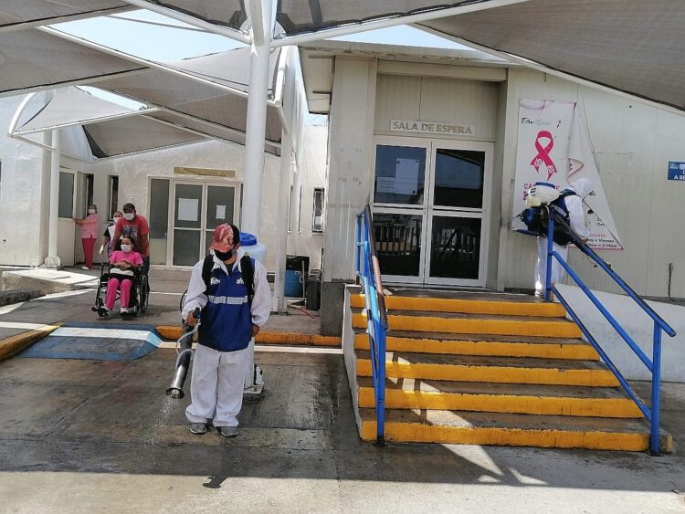 Sanitizan espacios públicos en Cd. Victoria.