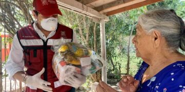 Llevan despensas a familias de predios irregulares en Matamoros