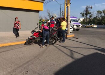 Se lesionan motociclistas al chocar