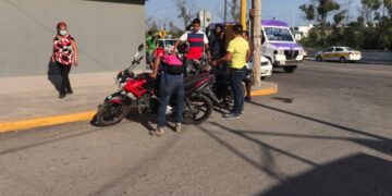 Se lesionan motociclistas al chocar